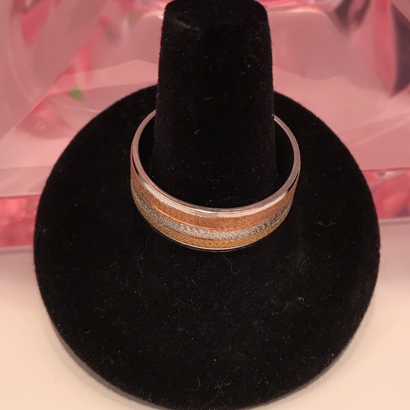 Men’s Beautiful Tricolor Brushed Wedding Band - Picture 5 of 5